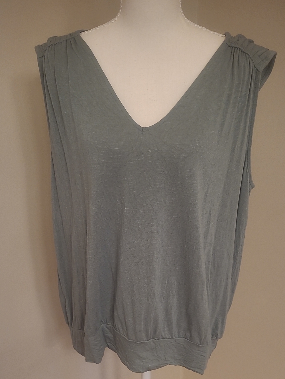 LOFT Sleeveless Vneck Top.  XL